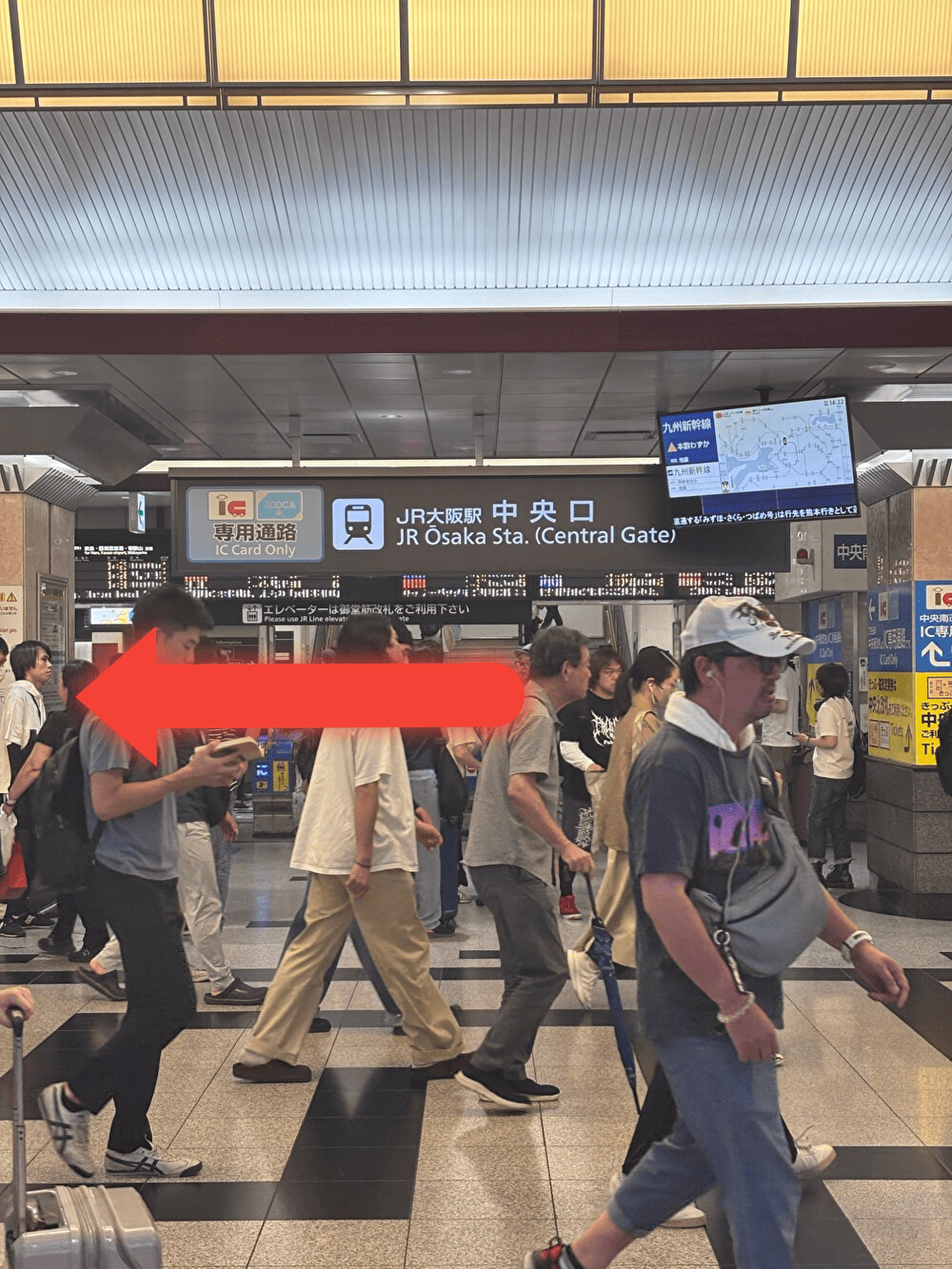 中央改札口を出て右折します。